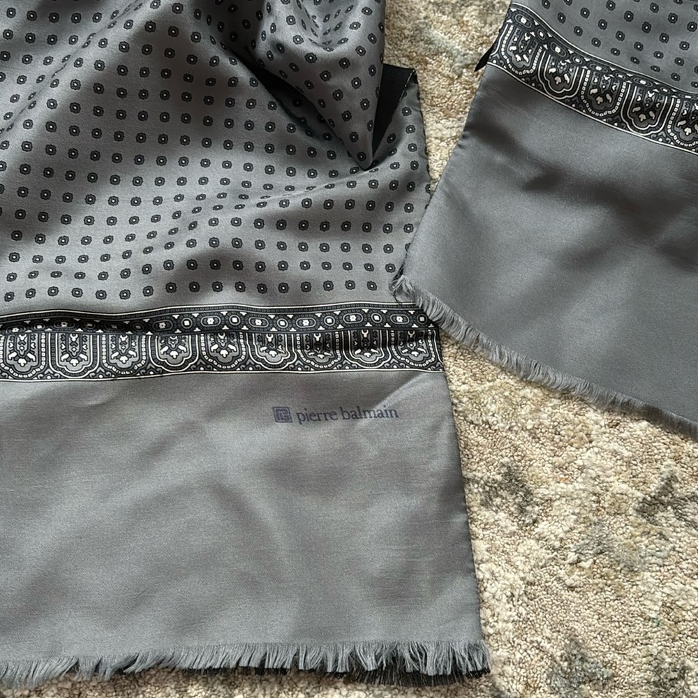 BALMAIN Men’s/Woman’s Beautiful silk scarf